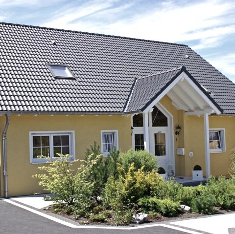 Hausansicht mit 2 Stellplätzen