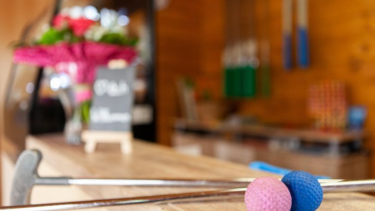 Minigolf-Schläger auf Tresen