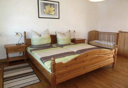 Schlafzimmer 1, mit Kinderbett