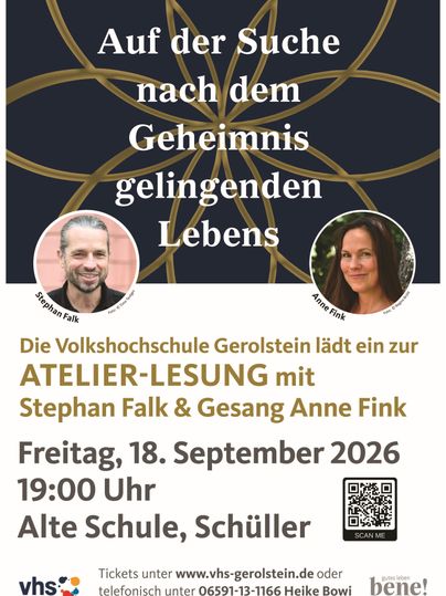 Das Plakat bewirbt die Atelier-Lesung „Auf der Suche nach dem Geheimnis gelingenden Lebens“ mit Autor Stephan Falk und musikalischer Begleitung von Anne Fink. Die Veranstaltung findet am Freitag, 18. September 2026, um 19:00 Uhr in der Alten Schule in Schüller statt. Ein QR-Code sowie Informationen zur Ticketbuchung über die Volkshochschule Gerolstein sind ebenfalls abgebildet.