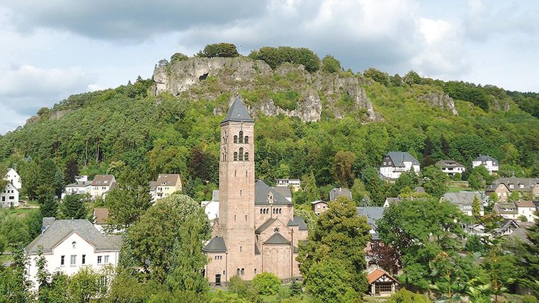 Blick auf die Erlöserkirche mit den Dolomitenfels Munterley im Hintergrund