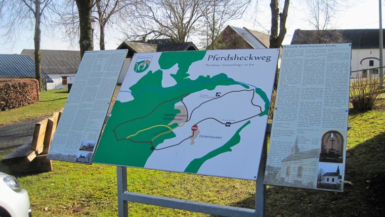 Infotafel mit Karte des Pferdsheckwegs und Texten, im Freien aufgestellt.