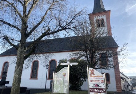 Kirche & Brunnenplatz, © Touristik GmbH Gerolsteiner Land