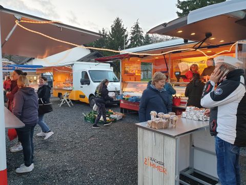 Verschiedene Marktstände mit Kunden