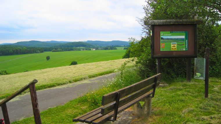 Aussichtspunkt mit Bank und Infotafel in Leudersdorf, Eifel.