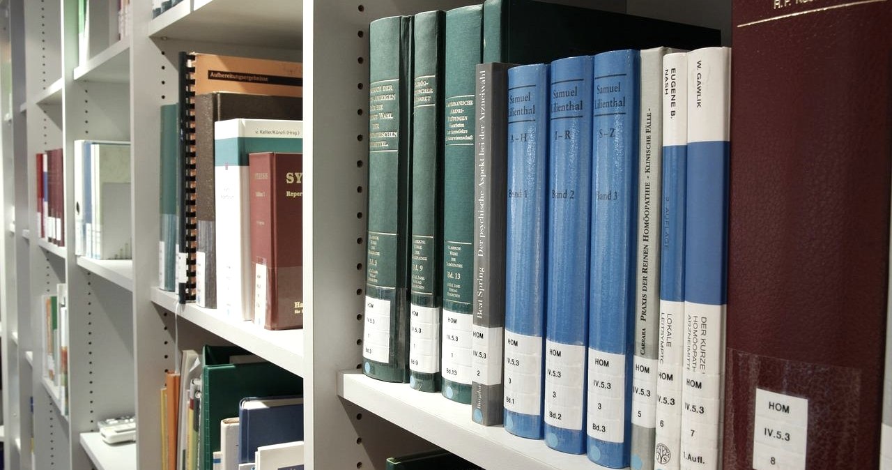 books-408220_1280, © Bild von <a href="https://pixabay.com/de/users/delphinmedia-348407/?utm_source=link-attribution&utm_medium=referral&utm_campaign=image&utm_content=408220">Jens P. Raak</a> auf <a href="https://pixabay.com/de//?utm_source=link-attribution&utm_medium=referral&utm_campaign=image&utm_content=408220">Pixabay</a>