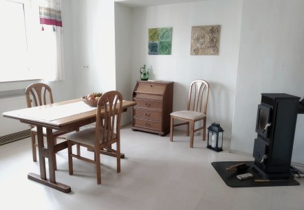 Essplatz mit heimeligem Kaminofen