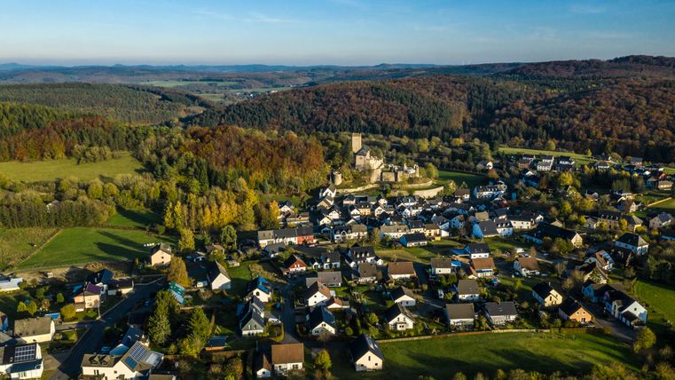 Luftaufnahme von Kerpen mit Burg und umliegender Landschaft.