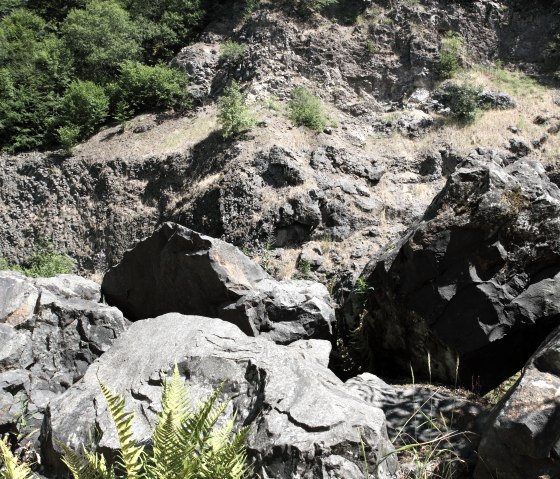 Boulders inside the Arensberg volcano., &copy; Regnery