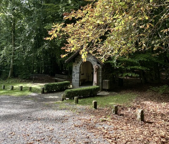 The small Arnulphus Chapel is idyllically situated by the side of the road, surrounded by deciduous trees., &copy; Touristik GmbH Gerolsteiner Land