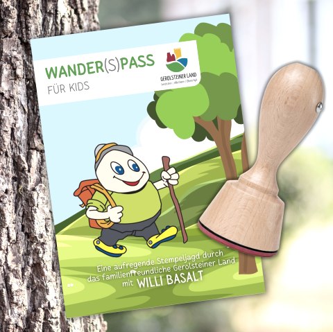 Titelseite "Wander(S)pass f&uuml;r Kids" mit einem Stempel vor einem Baum