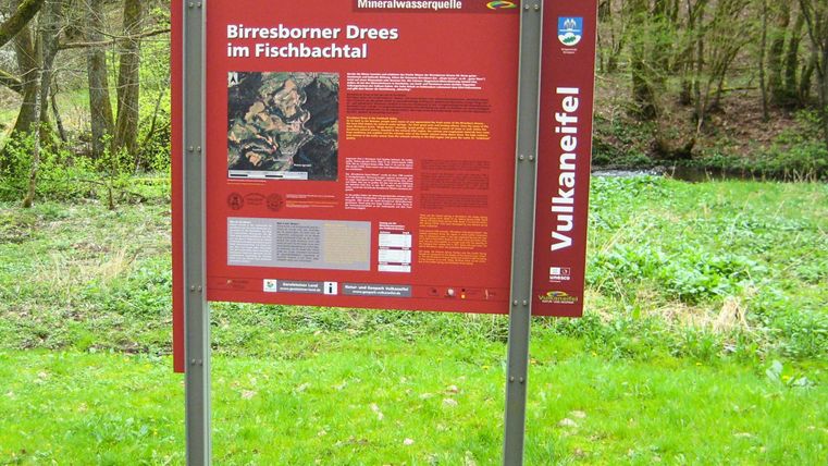 rote Infotafel mit Beschreibungen