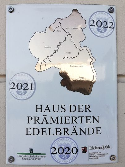 Auszeichnung zum "Haus der prämierten Edelnbrände" mit Stempeln für die Jahre 2020, 2021 und 2022