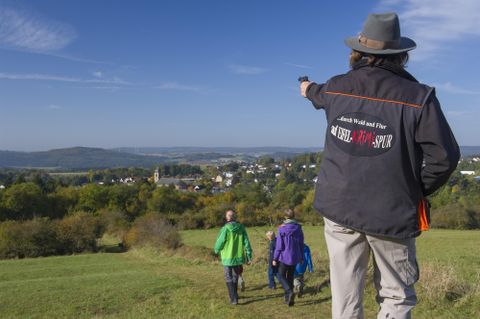 Erwachsene wandern auf dem Krimiweg