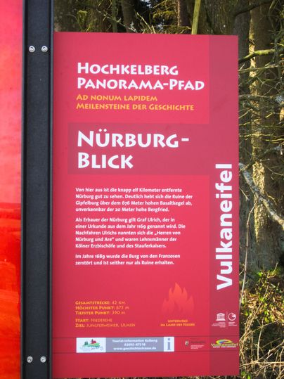 Infotafel mit Informationen zum Nürburgblick am Hochkelberg Panorama-Pfad.
