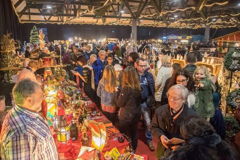 The filled indoor Christmas market in Hillesheim