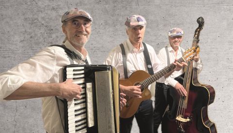 Photo de groupe du groupe.
Les musiciens tiennent leurs instruments devant la caméra.