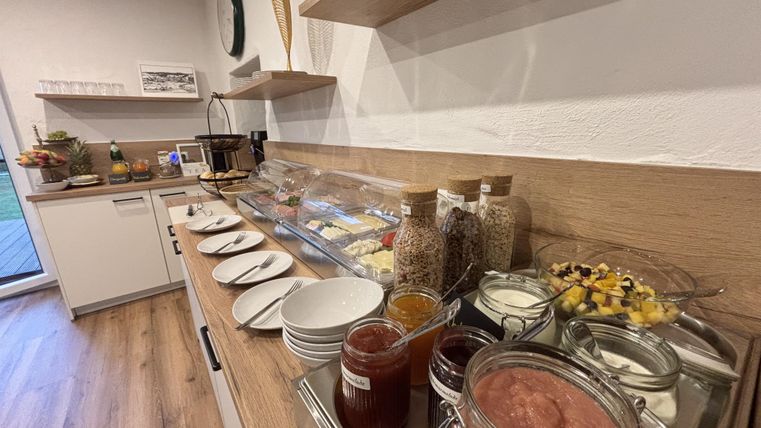 Küchenzeile mit einem Frühstücksbuffet bestehend aus mehreren Belägen und Aufstrichen.