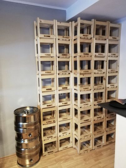 Zahlreiche Holzkisten mit Aufschrift "Wirfttaler" sind bis unter die Decke gestapelt.