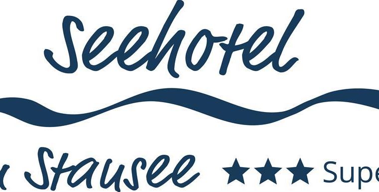 Ein stilvolles Logo des Seehotels am Stausee. Es zeigt den Namen des Hotels und betont die drei Sterne-Kategorisierung.