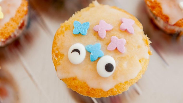 Muffin mit bunter Dekoration