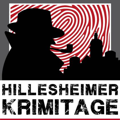 Eine silberne Silhouette eines Detektivs mit einem Hut und einer Pfeife. Im Hintergrund sind Fingerabdrücke und eine Stadtsilhouette zu sehen.