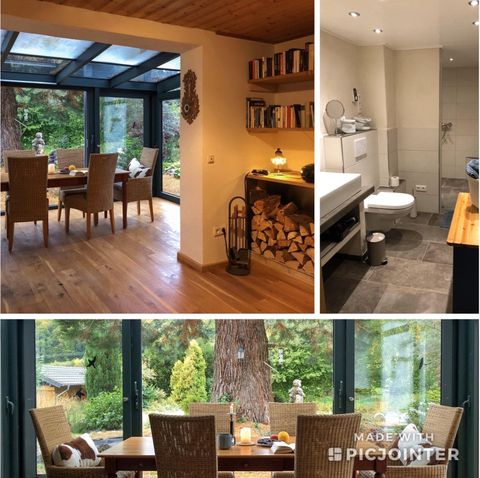 Een gezellige eetruimte met houten planken en uitzicht op een tuin. De badkamer is modern en eenvoudig ingericht.