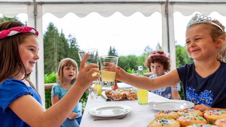 Mädchen, die einen Geburtstag feiern