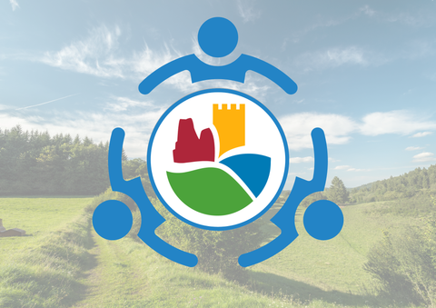 Logo der Touristik GmbH Gerolsteiner Land umrandet von symbolischen Personen. Im Hintergrund eine  Wald- und Wiesenlandschaft.