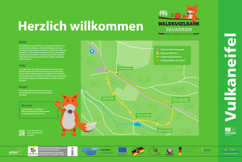 Informationsschild "Herzlich willkommen" am Startpunkt des Naturerlebnispfades mit Informationen zum Wald, Holz, den Kugeln und der Strecke.
