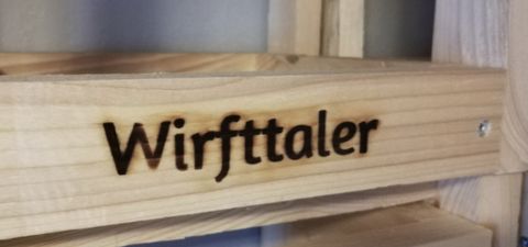 Holzbalken mit eingebranntem Schriftzug "Wirfttaler"