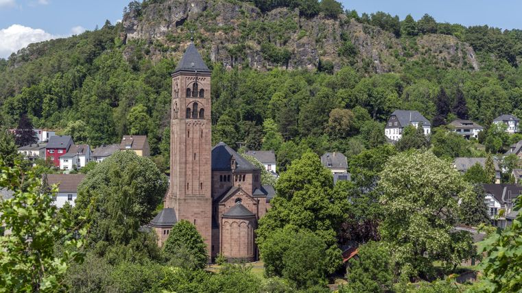 Nahe Außenansicht auf den Turm der Erlöserkirche mit Dolomitenfels Munterley im Hintergrund