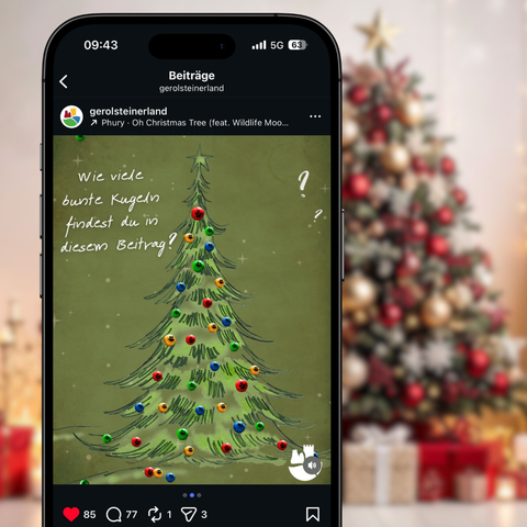 Ein Smartphone zeigt ein weihanchtliches Rätsel. Im Hintergrund ein geschmückter Weihnachtsbaum und Geschenke.