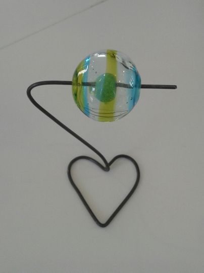 Glasperle mit Herz aus Draht