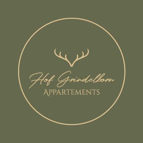 Ein schlichtes Logo mit dem Text „Hof Grindelborn Appartements“. Es zeigt stilisierte Geweihsymbole auf einem sanften, grünen Hintergrund.