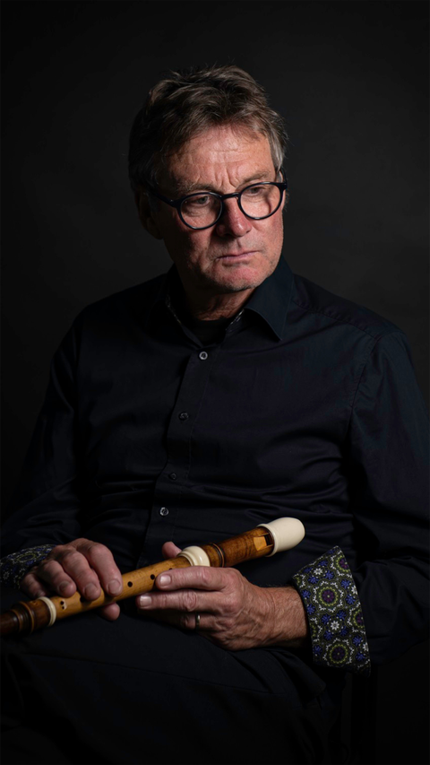 <p Un musicien joue de la flûte. Fond sombre et le flûtiste ressort soudain.</p>