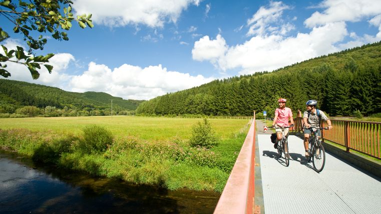 zwei Radfahren fahren über eine Brücke