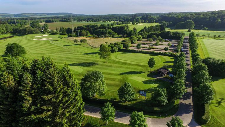Blick von oben auf den Golfplatz