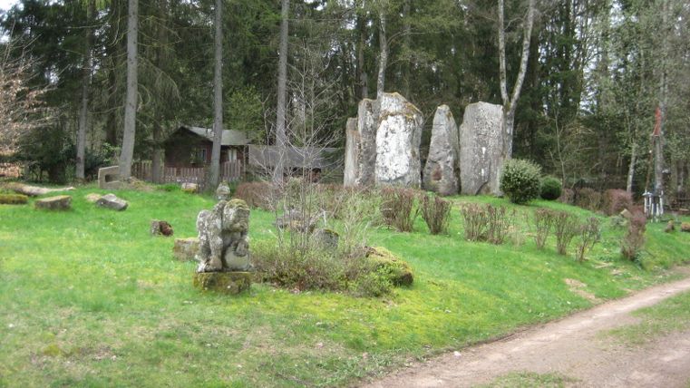 Skulpturen im Skulpturenpark Weissenseifen mit Bäumen im Hintergrund.