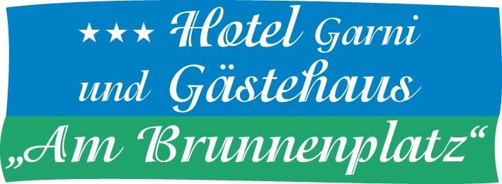 Een Hotel Garni en gastenhuis met de naam "Am Brunnenplatz". Het heeft drie sterren en vriendelijke kleuren in het logo.
