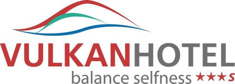 Das Logo des Vulkanhotels mit dem Slogan "Balance Selfness" und drei Sternen. Es zeigt eine stilisierte Berglandschaft in den Farben Rot, Blau und Grün.