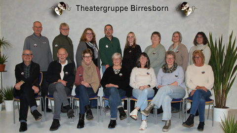 La troupe de théâtre de Birresborn se présente. Une photo de groupe d'acteurs
