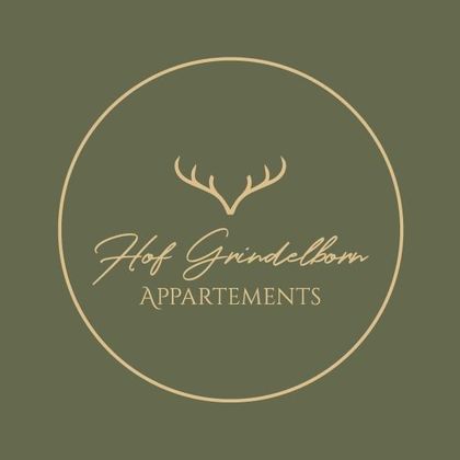Un logo simple avec le texte « Appartements Hof Grindelborn ». Il présente des symboles de bois stylisés sur un fond vert doux.
