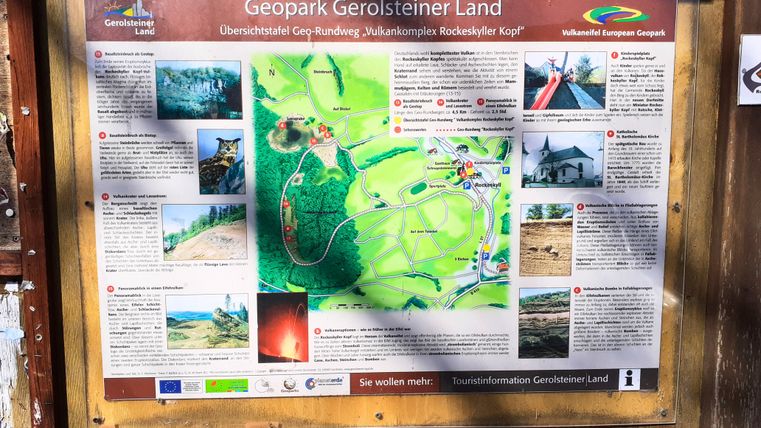 Infotafel des Geoparks Gerolsteiner Land mit Karte und Informationen zum Vulkanmassiv Rockeskyller Kopf.
