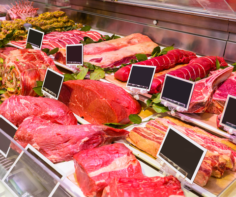 Frischetheke in der Metzgerei. Eine große Auwahl an Fleisch ist zu sehen.