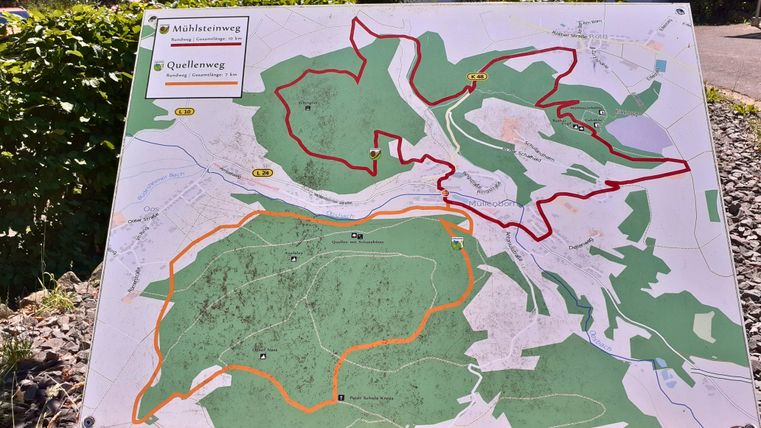 Carte avec les sentiers de randonnée Mühlsteinweg et Quellenweg dans un environnement rural.