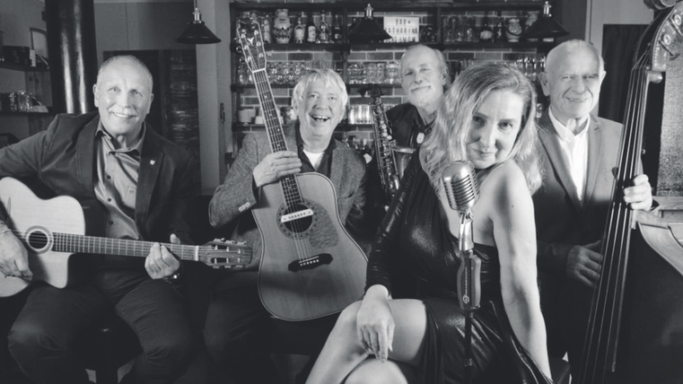 Gruppenbild der band in schwarz weiß.