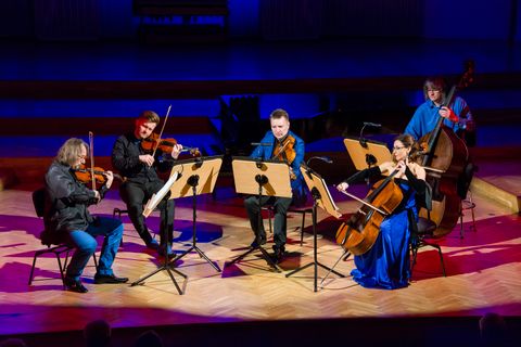Fünf Musikanten der Schlesischen Kammersolisten auf einer Bühne