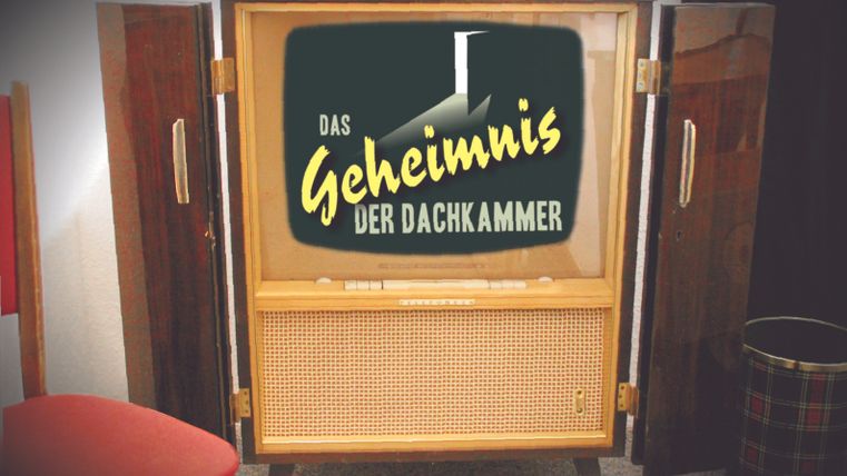 Ein alter Fernseher mit Holzrahmen zeigt den Titel 'Das Geheimnis der Dachkammer'. Daneben steht ein roter Stuhl und ein karierter Papierkorb.