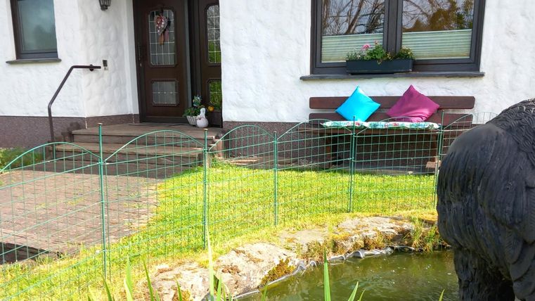 Eingangsbereich mit Sitzplatz am Teich